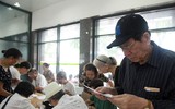 Người dân Hà Nội hào hứng đi làm thẻ xe buýt miễn phí